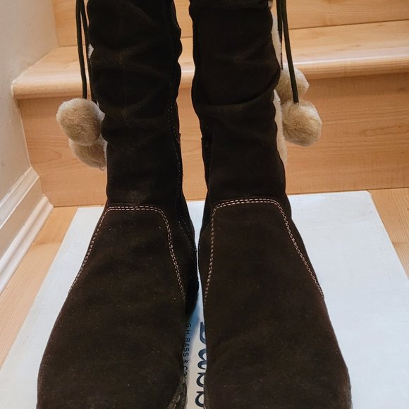 Bass Suede Boots with Fur Trim and Pom Pom Size 6 - Picture 7 of 10